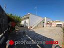 ampia-villa-su-unico-livello-con-giardino-e-garage