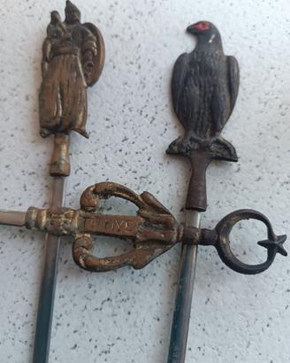 Set 3 spiedi vintage con figure in bronzo/ottone