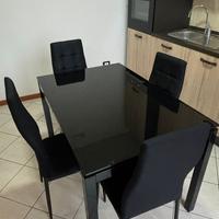 TAVOLO VETRO NERO + 4 SEDIE
