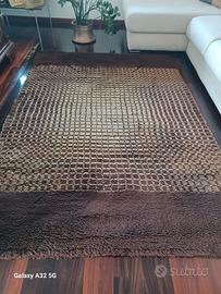 ampio tappeto  mt.2,45 per 1,70.lana,marrone e bei