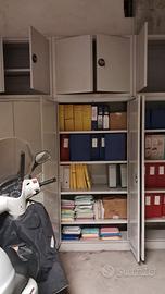 Armadi in metallo con ante e ripiani