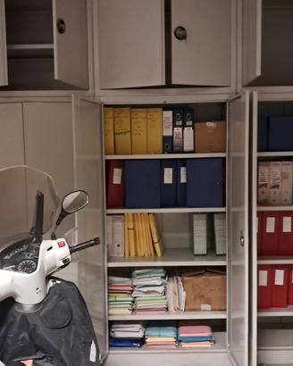 Armadi in metallo con ante e ripiani