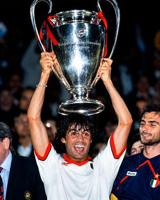 fotografia Maldini alza la 🏆 campioni  nel 1994
