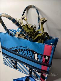 Borsa tote sui toni del blu