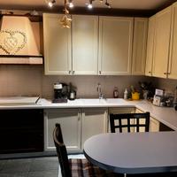 Cucina di legno con forno lavastoviglie e frigor