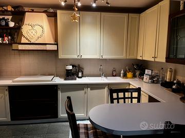 Cucina di legno con forno lavastoviglie e frigor