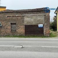 Magazzino con annesso recupero attrezzi da ristrut