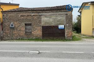 Magazzino con annesso recupero attrezzi da ristrut