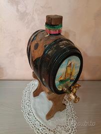 Vecchia botte in pelle con rubinetto su cavalletto