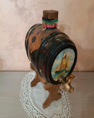 Vecchia botte in pelle con rubinetto su cavalletto