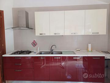Cucina completa, parere attrezzata, divani 