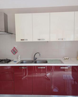 Cucina completa, parere attrezzata, divani 
