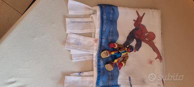 pupazzo spiderman con due tende a tema