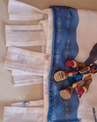 pupazzo spiderman con due tende a tema