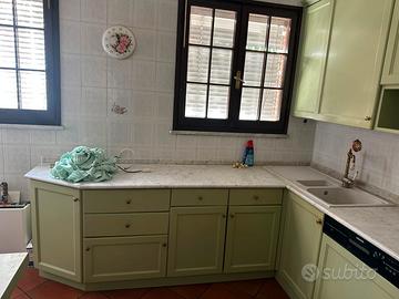 Cucina con  elettrodomestici