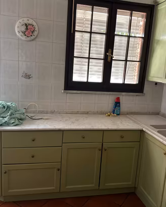 Cucina con  elettrodomestici