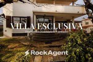 Villa di 359 m² con più di 5 locali e box auto a C