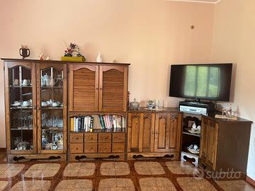 Sala da pranzo in rovere con cristalliera