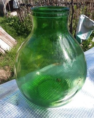 Damigiana antica in vetro di colore verde,