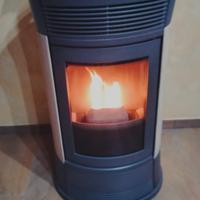 Stufa a pellet con rivestimento in pietra 