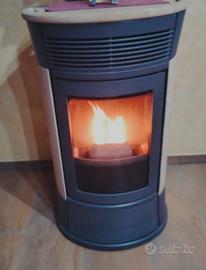 Stufa a pellet con rivestimento in pietra 