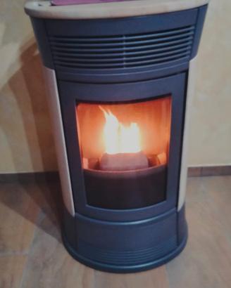 Stufa a pellet con rivestimento in pietra 