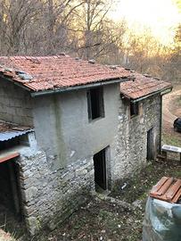 Rustico casale con terreno e strada