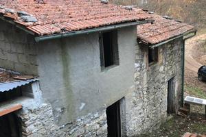 Rustico casale con terreno e strada