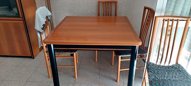 Tavolo in legno e 4 sedie