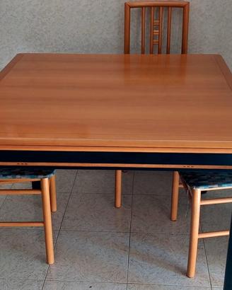 Tavolo in legno e 4 sedie