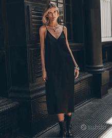 vestito nero scollo a V