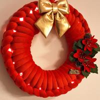 ghirlanda natalizia fatta a mano con luci led 