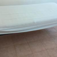 tre reti singole un materasso   un divanetto