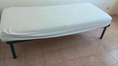 tre reti singole un materasso   un divanetto