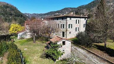 Villa di 540 m² con più di 5 locali e box auto a P