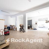 ACIREALE - AMPIO NEGOZIO CON DUE VETRINE SU STRADA