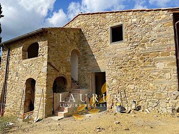 Rustico / Casale di 350 m² con più di 5 locali a G