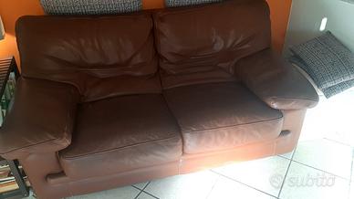 divano in pelle marrone  più  due poltrone   