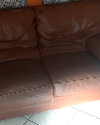 divano in pelle marrone  più  due poltrone   