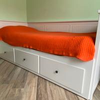 Letto sdoppiabile, specchio e mensola bianchi