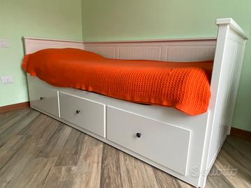 Letto sdoppiabile, specchio e mensola bianchi