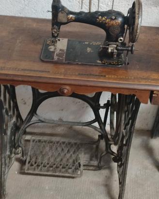 vecchia macchina da cucire d'epoca junker ruh