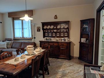 arredamento completo sala ed ingresso.