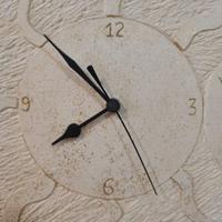 Orologio da parete scolpito in pietra