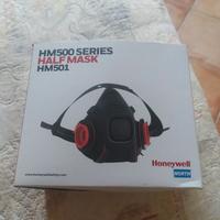 maschera con filtri e caschetto antinfortunistico.