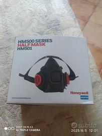 maschera con filtri e caschetto antinfortunistico.