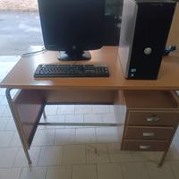 PC più schermo completo di scrivania