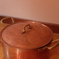 Pentola e casseruola antiche in rame