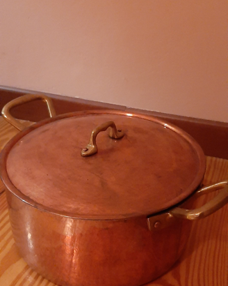 Pentola e casseruola antiche in rame