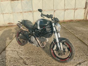 Ducati Monster 696 
